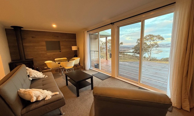 East Jindabyne Cottage | Outstanding lake and alpine views in a cosy rural house.