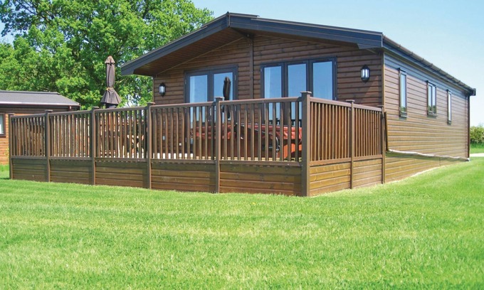 Tadcaster Cabin | Outstanding, stylish lodge with one master double with ensuite shower and one twin.