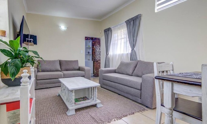 Ekurhuleni Apartment | Ovendales Self Catering Cottage