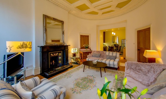 Leith Apartment | Over looking park land - "Leith-Links", the original home of golf!