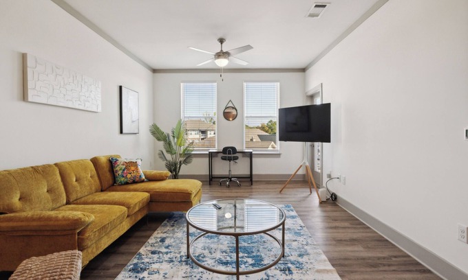 Farragut Apartment | Overlook 1214 I Beautiful 1Bd/1Bth Apt I Gym