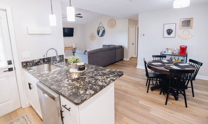 Mayhew House | Overlooking Elm Lake Golf Course, Sunset Villa