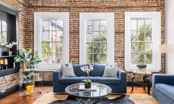 Radcliffeborough Apartment | Overlooking King St, Walk Everywhere w/Parking!