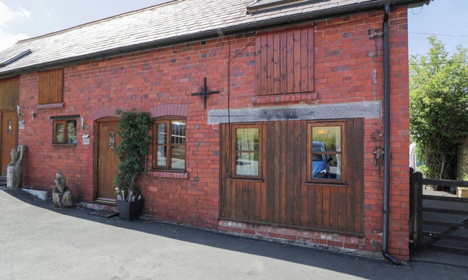 Llangollen Cottage | OWL COTTAGE, pet friendly, character holiday cottage in Llangollen