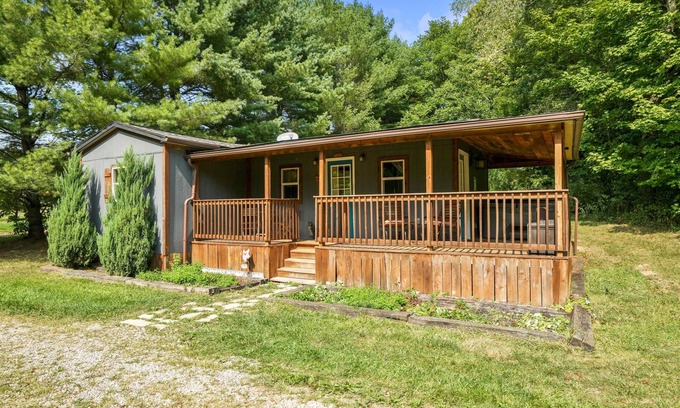 Logan Cabin | Owl Creek on 54 ac, pond, hot tub, fire ring,grill