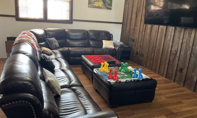 Mableton House | Owl House, 5 bed 3 Bath - Game Room , Six Flags - Braves - Aquarium.