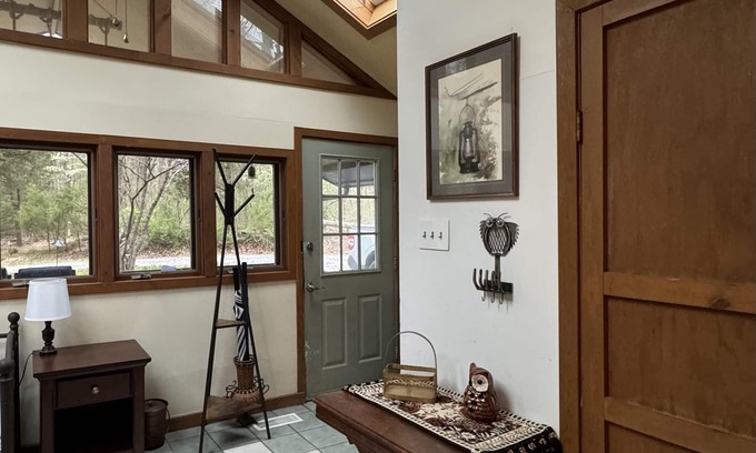 Carbondale House | Owl's Nest is a perfect getaway in the woods with lakes nearby. Pet friendly!