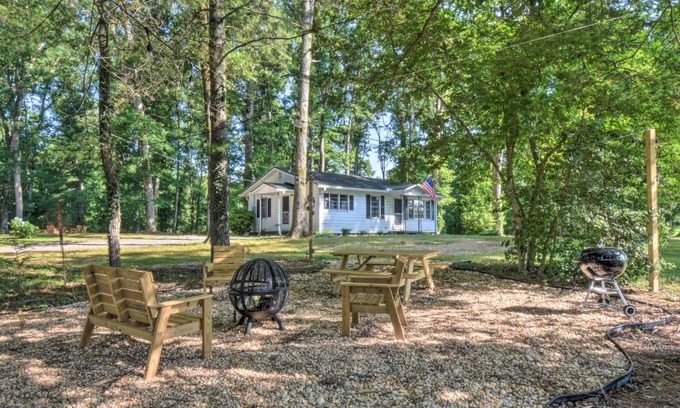 Helen House | Owls Hideaway in Cleveland with 2 Fire Pits!