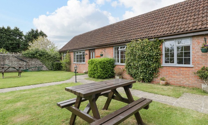 Lympsham Cottage | OWLS RETREAT, pet friendly, character holiday cottage in Brean