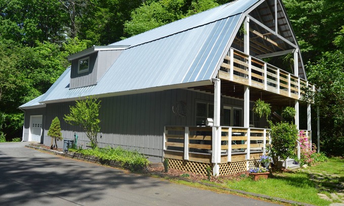 Weaverville Cabin | Ox Glenn Coach House, upstairs, a mountain retreat near the Blue Ridge Parkway