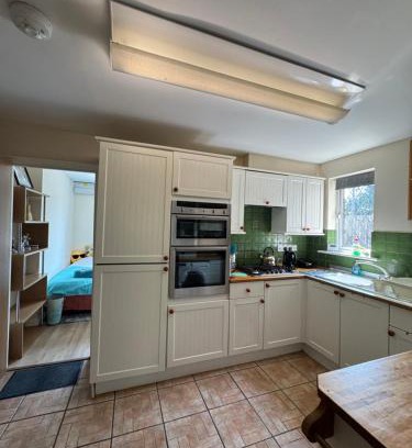 Headington Apartment | Oxford 2-Bedroom Flat 3 Beds Free Parking next to Park Ideal location