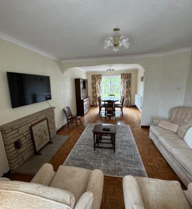 Kidlington House | Oxford 3 Bedroom Detached House, with Large Garden and Private Parking