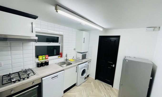 Oxford Apartment | Oxford Charm Apartment-comfort in Prime Location