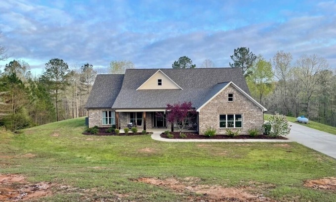 Oxford House | Oxford Country Home-15 Minutes From Campus!