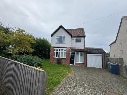 Headington Villa | Oxford Detached Spacious Villa for 8 Free Parking