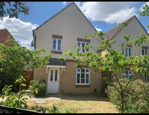 Iffley House | Oxford four-Bedrooms detached house with driveway parking