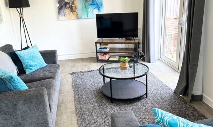 Thame Apartment | Oxford-Henry Blyth Gardens