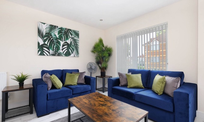 Reading Apartment | Oxford Rd 2 Bed Serviced Apartment 06 with Parking, Reading