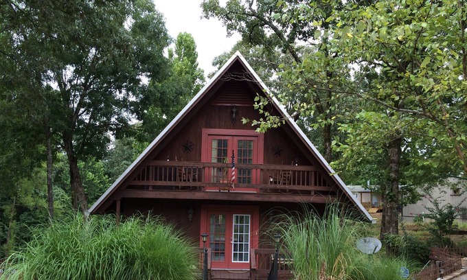 Sardis Cabin | Oxford-Sardis Lake Swiss Chalet