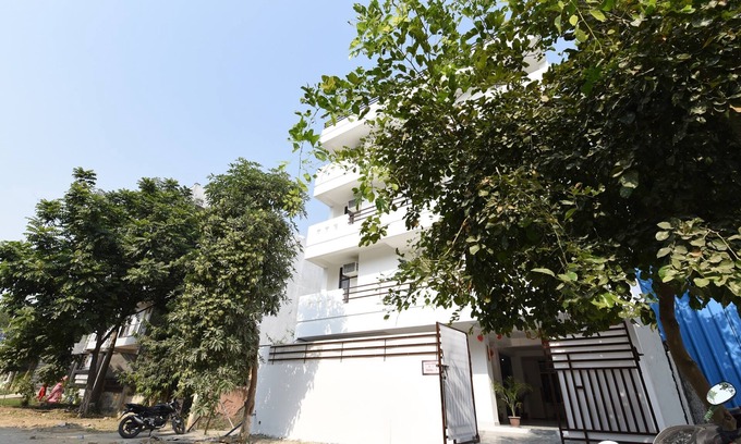 Greater Noida House | OYO 18982 OOAK Hotels Delta 1