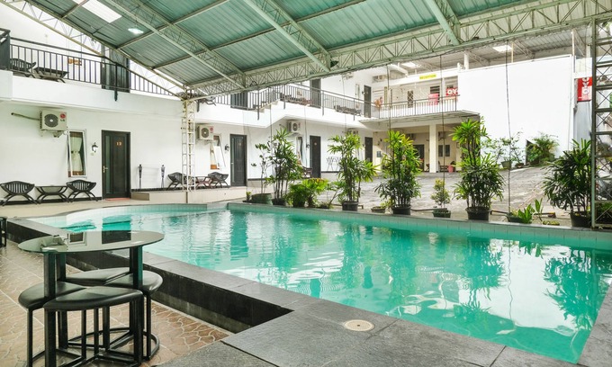 Depok Hotel | OYO 409 Pondok Helomi