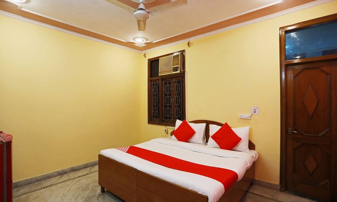 Delhi Hotel | OYO 49985 Singh Hotel