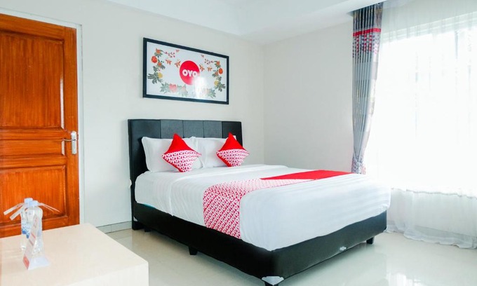 Malang Hotel | OYO 696 Hasanah Guest House Syariah De Saphire