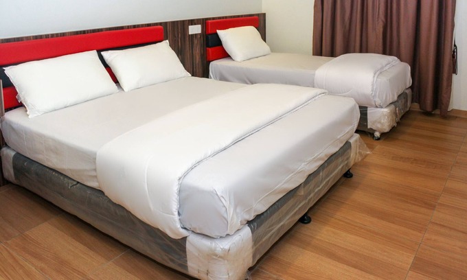 Taman Mount Austin Hotel | OYO 90027 Happy Hotel