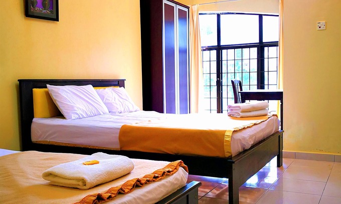 Batu Ferringhi Hotel | OYO 90159 Zahaar Hotel
