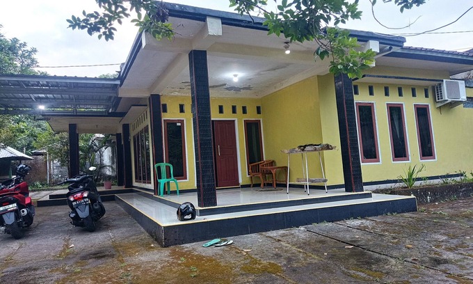 Mataram Hotel | OYO 93408 Penginapan Annisya Near SMA Negeri 2 Mataram