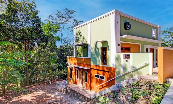Pleret Hotel | OYO 94120 Penginapan Viki Syariah
