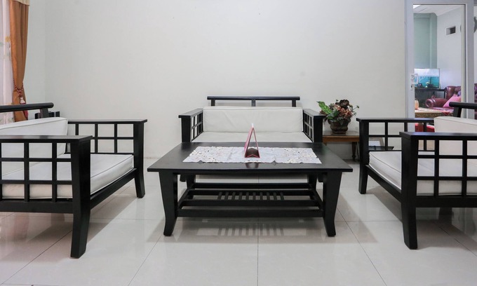 Kalimalang Hotel | OYO 94251 Sman House