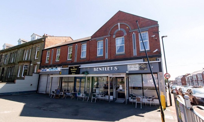 Newcastle-upon-Tyne Apartment | OYO Bentleys Hotel Standard Family of 3 Room
