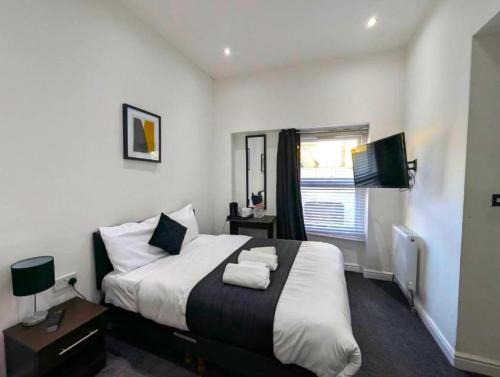 Heston Central House | OYO Firs Lodge London Heathrow