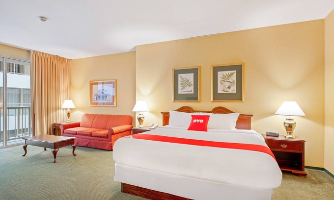 Downtown West Hotel | OYO Hotel St. Louis Downtown City Center MO