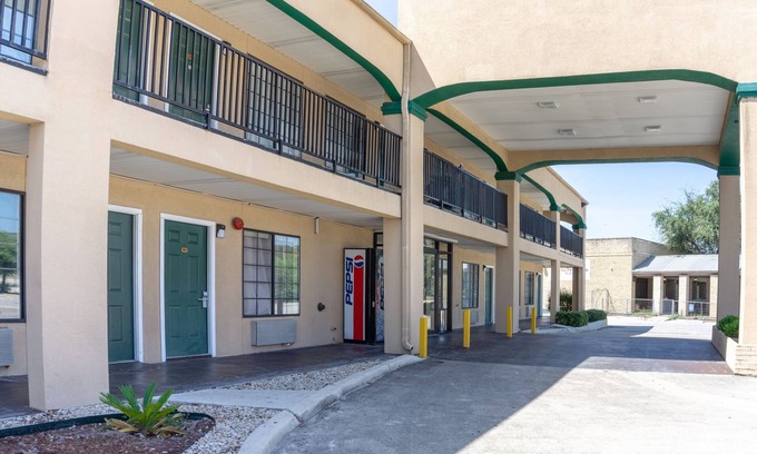 San Antonio Hotel | OYO Inn & Suites Medical Center San Antonio