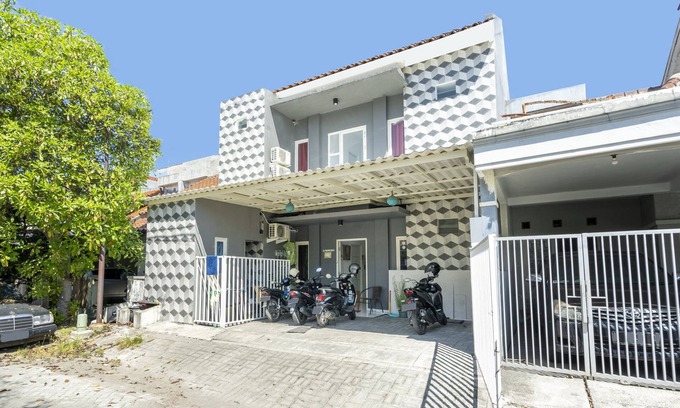 Surabaya Hotel | OYO Life 3782 Gunung Anyar