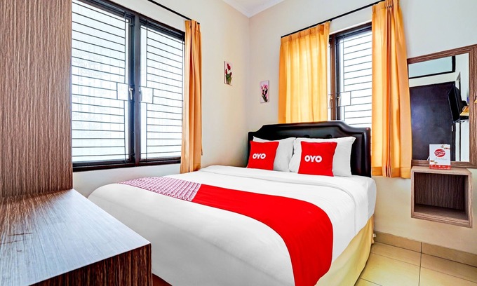 Karawang Hotel | OYO Life 90211 I-sidji Inn