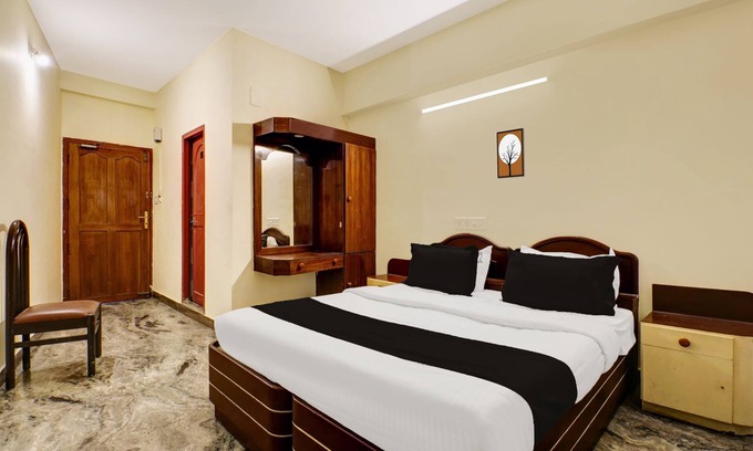 Guruvayur Hotel | OYO Rvee's East Nada