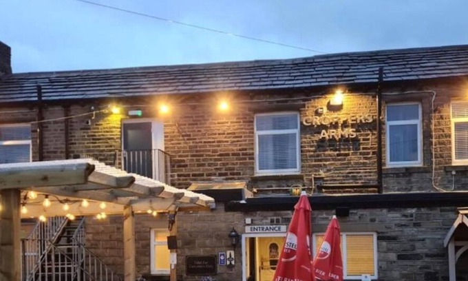 Huddersfield Hotel | OYO The Croppers Arms