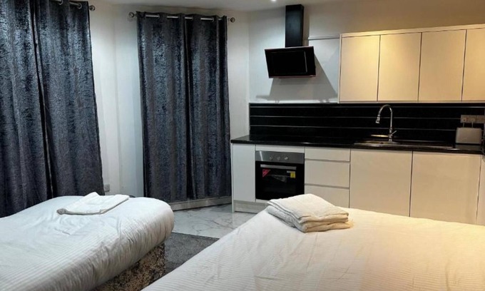 Manchester Hotel | OYO The Pleasant House