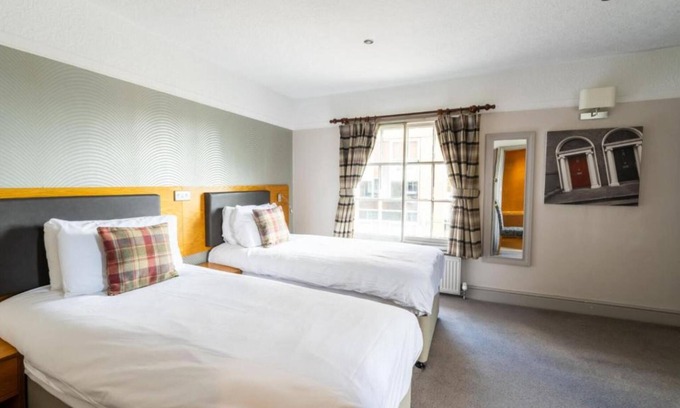 Luton Hotel | OYO The Red Lion Hotel