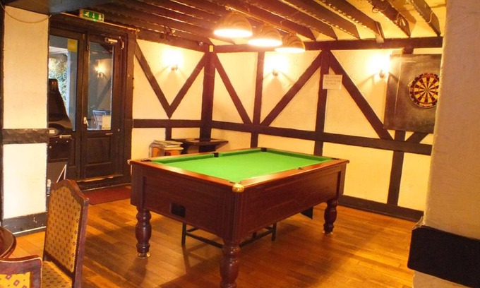 Hersham Hotel | OYO The Watermans Arms Hersham
