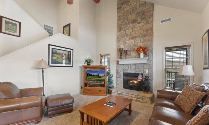 Branson West Villa | Ozark Villa - Charming 2 Level Vacation Villa in rustic Stonebridge Resort