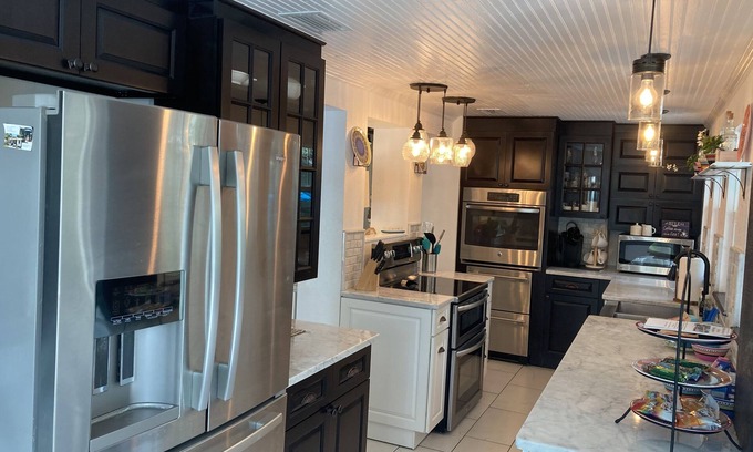 Ozona House | Ozona Bungalow&Guesthouse! Pet friendly, slps 8, 3 blks to Trail, brewery & eats