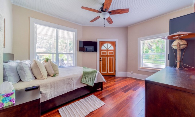 Ozona House | Ozona on the Gulf of Mexico. Bikes Provided. Honeymoon Island. Pinellas Trail.