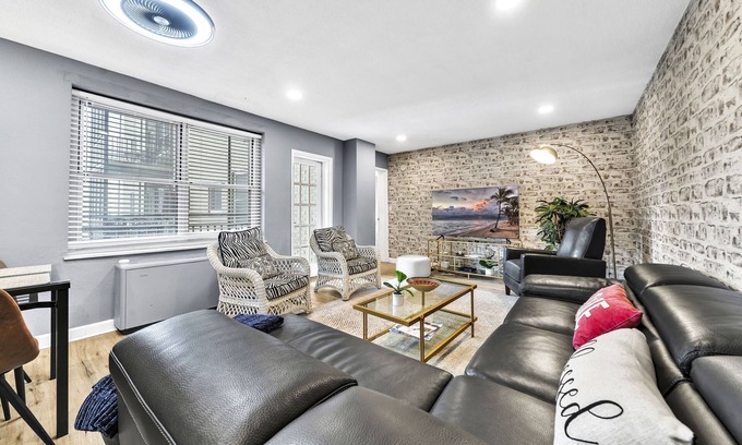 SoNo Apartment | P/8G Remodel 2BR/2BA downtown ATL- Parking & Balcony