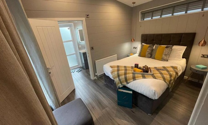 Bethesda House | P78 - Studio Pod with Hot Tub