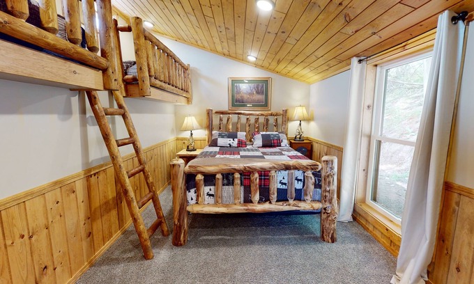 Gaines Resort | Pa Grand Canyon, Family Fun, Pine Creek, Views and more Suite 10 Rough Cut Lodge