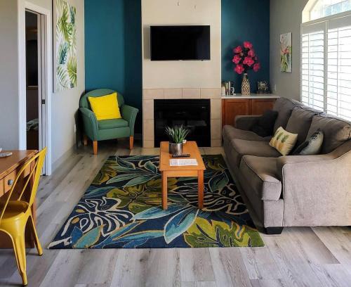 Oceano House | Pacific Plaza #605 - Seaside Flamingo Retreat - 1BdrmD-K-QSofa